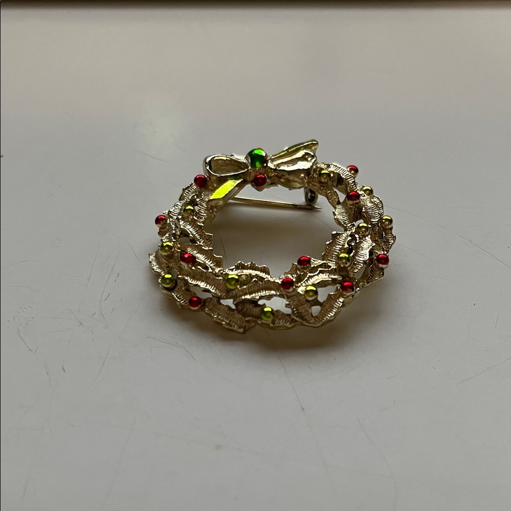 Festive Gold Wreath Brooch with Red and Green Accents - Picture 2 of 4